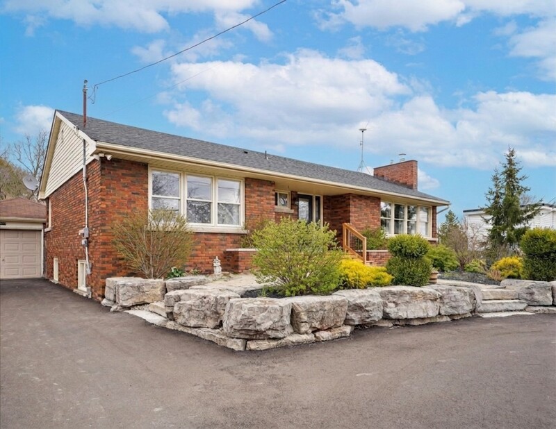 DUPLEX POTENTIAL IN CHARMING WELLANDPORT BUNGALOW!